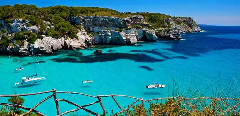 Cardione en Menorca: Descubre la Isla a Través de Senderos de Ensueño